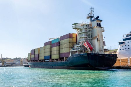 Frachtcontainerschiffe, Frachtschiffe, die Container transportieren und für den Import Export Konzepttechnologie Frachtschifffahrt Seefracht von Express Ship,