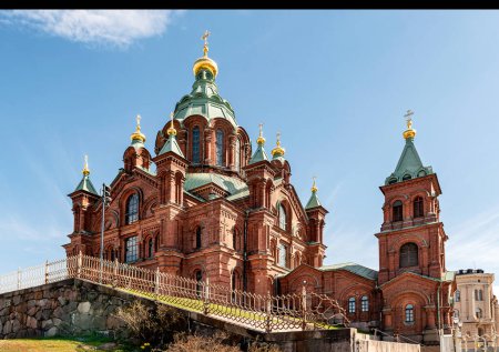 Foto de Catedral de Uspenski, iglesia ortodoxa en Helsinki, en una colina en el día soleado. Iglesia Roja - Destino turístico En la capital finlandesa, Finlandia. - Imagen libre de derechos