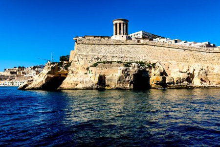 Valetta, Malta, una vista de un edificio fuerte militar que se eleva sobre el mar. La fortaleza medieval protege la ciudad de La Valeta.