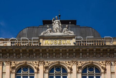 Téléchargez les photos : Musée d'État du Tyrol, également connu sous le nom de Ferdinandeum, Innsbruck, Autriche - en image libre de droit