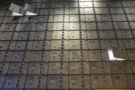 Foto de Cajas de seguridad de acero en el almacenamiento bancario - Imagen libre de derechos