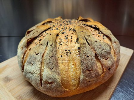 Brot. Gebackenes Brot. Handwerksbäckerei. Brot in Scheiben auf einem hölzernen Hintergrund. Food Blog, Lebensmittel, Gebäck, Mehl, heiß, duftend, morgens, frisches Brot
