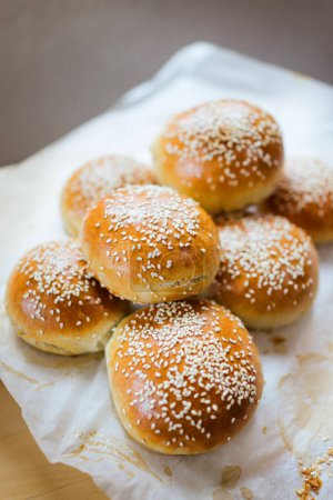 Foto de Hot burger buns on baking paper - Imagen libre de derechos