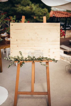 Foto de El caballete de madera con la tabla en el día de la boda - Imagen libre de derechos