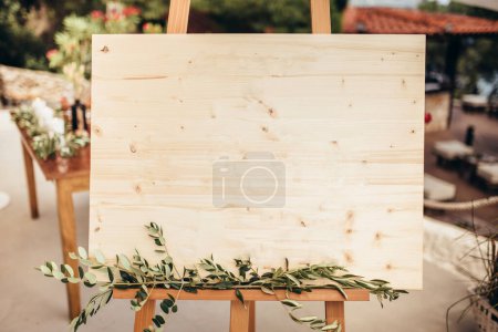 Téléchargez les photos : Chevalet en bois avec une planche le jour du mariage - en image libre de droit