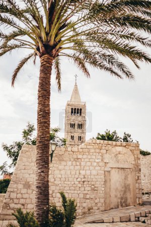 Foto de Ciudad de Rab en Croacia. Iglesia antigua. - Imagen libre de derechos