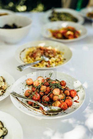 Téléchargez les photos : Tomates cuites au four et basilic savoureux - en image libre de droit