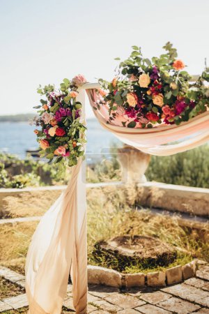 Foto de Flores de boda en un arco - Imagen libre de derechos