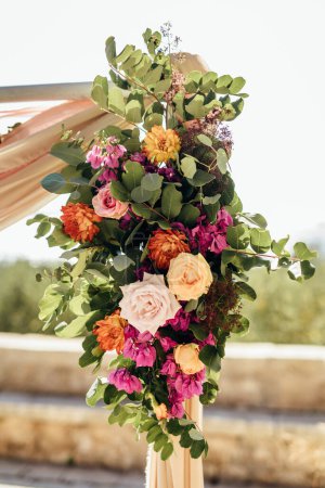 Téléchargez les photos : Fleurs de mariage sur une arche - en image libre de droit