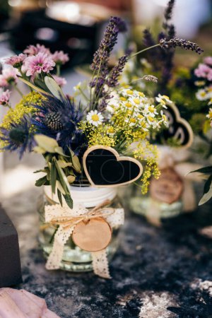 Téléchargez les photos : Bouquet de fleurs sauvages en pots de maçon - en image libre de droit