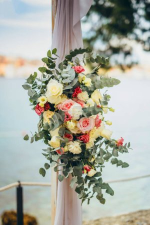 Foto de Flores de boda en un arco - Imagen libre de derechos