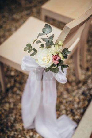 Foto de Flores de boda en una silla - Imagen libre de derechos