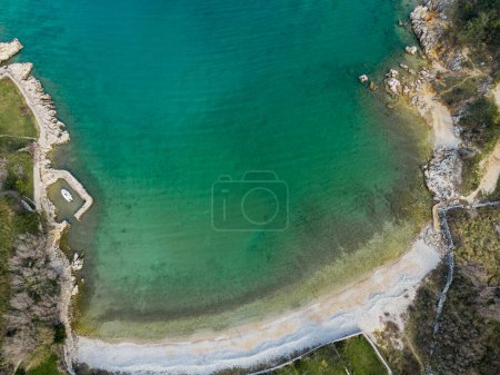 Téléchargez les photos : Vue aérienne de la plage vide sur l'île de Krk, Croatie - en image libre de droit
