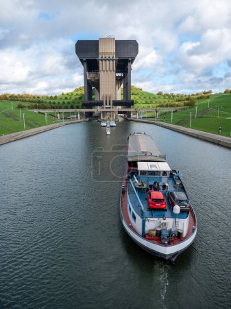 Téléchargez les photos : Pénètre dans l'ascenseur de navire de strepy-thieu dans le canal entre Bruxelles et Charleroi en Belgique - en image libre de droit
