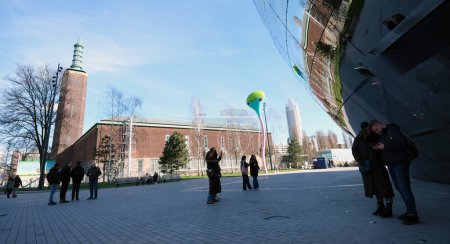 Téléchargez les photos : Rotterdam, Pays-Bas, 13 mars 2023 : reflet de la ville dans le dépôt du musée boijmans van beuningen in dutch rotterdam under blue sky on sunny day in early spring - en image libre de droit