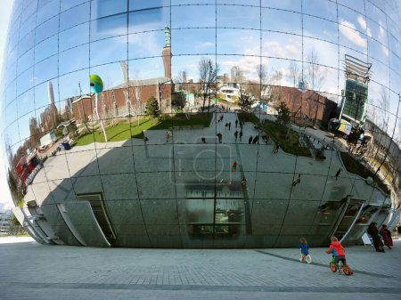 Téléchargez les photos : Rotterdam, Pays-Bas, 13 mars 2023 : reflet de la ville dans le dépôt du musée boijmans van beuningen in dutch rotterdam under blue sky on sunny day in early spring - en image libre de droit