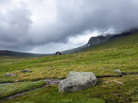 Foto de Roca y cabaña cerca de las montañas en hallingskarvet parque nacional de norway - Imagen libre de derechos