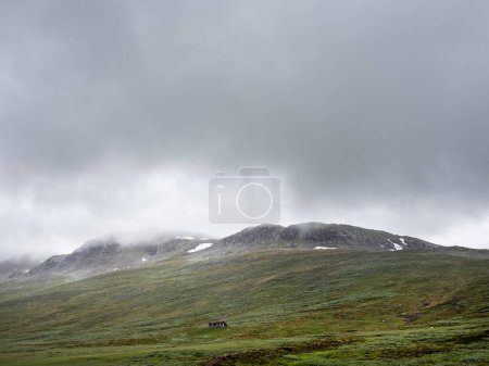 Foto de Cabaña cerca de las montañas en hallingskarvet parque nacional de norway - Imagen libre de derechos