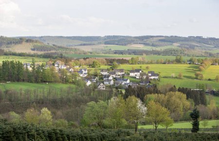 casas blancas en el pueblo cerca de Schmallenberg en primavera y alrededores de Sauerland en Alemania