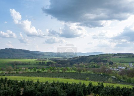 Landschaft im Sauerland bei Winterberg mit Bäumen und Hügeln