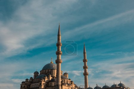 Mezquitas de Estambul. Eminonu Nueva Mezquita o Yeni Cami al atardecer. Fondo islámico foto.