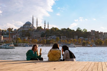 Téléchargez les photos : La jeunesse turque. Amis hijabis et non hijabis près de la Corne d'Or à Istanbul. Religios et jeunes Turcs laïcs. Istanbul Turkiye - 10.4.2022 - en image libre de droit