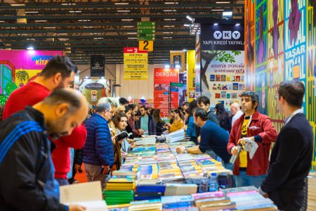 Foto de Gente comprando libros en la feria del libro. Feria del libro TUYAP Estambul. Estambul Turkiye - 12.3.2022 - Imagen libre de derechos