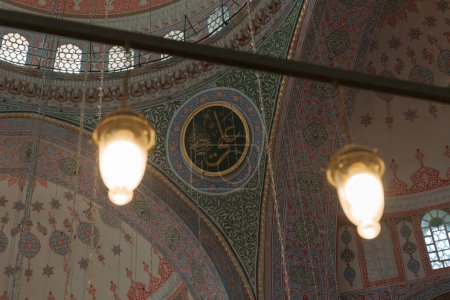 Téléchargez les photos : Calligraphie du nom de Hz. Ali ou Ali ibn abi talib dans une mosquée ottomane. 4e calife de l'islam. Chiite ou islam chiite. Istanbul Turkiye - 10.27.2022 - en image libre de droit