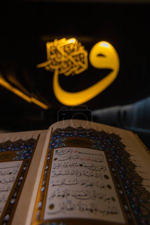 Foto de Islamic vertical background photo. First pages of the Holy Quran and calligraphy of arabic words and letter. Istanbul Turkiye - 11.12.2022 - Imagen libre de derechos