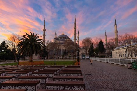 Foto de Foto de fondo islámica o ramadán. Sultanahmet o Mezquita Azul al amanecer con espectaculares nubes anaranjadas y rosadas. Concepto Kandil o laylat al-qadr. Estambul Turkiye - 1.20.2023 - Imagen libre de derechos