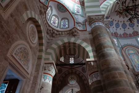 Foto de Interior of Uskudar Mihrimah Sultan Mosque. Islamic architecture background photo. Istanbul Turkiye - 9.8.2022 - Imagen libre de derechos