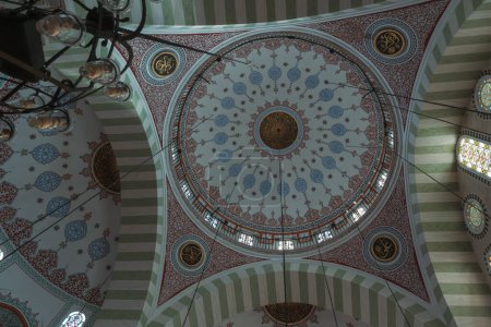 Foto de Interior of Uskudar Mihrimah Sultan Mosque. Islamic or ramadan concept photo. Istanbul Turkiye - 9.8.2022 - Imagen libre de derechos