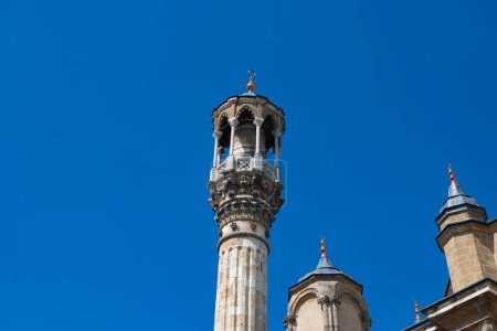 Téléchargez les photos : Minaret of Konya Aziziye Mosque isolated on blue sky background. Islamic baroque architecture background photo. - en image libre de droit