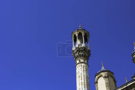 Téléchargez les photos : Minaret de la mosquée Konya Aziziye. Architecture de mosquée baroque avec espace de copie pour les textes. Architecture islamique photo de fond. - en image libre de droit