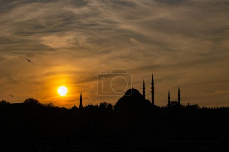 Foto de Silueta de la Mezquita Suleymaniye. Foto Ramadán o concepto islámico. Dramáticas nubes y sol. - Imagen libre de derechos