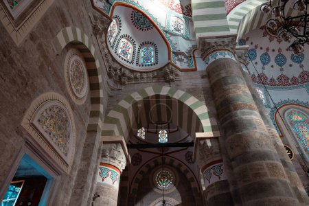 Foto de Mezquita Uskudar Mihrimah Sultan. Arquitectura islámica foto de fondo. Estambul Turkiye - 9.8.2022 - Imagen libre de derechos
