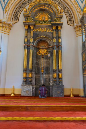 Téléchargez les photos : Homme musulman priant devant le mihrab de la mosquée Aziziye. Architecture baroque ottomane. Konya Turkiye - 5.18.2022 - en image libre de droit