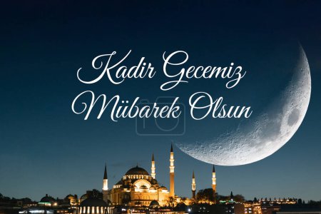 Süleymaniye-Moschee und Mondsichel. Kadir Gecesi oder Laylat al-qadr. Glücklich der 27. Tag des Ramadan oder laylat al-qadr Text im Bild.
