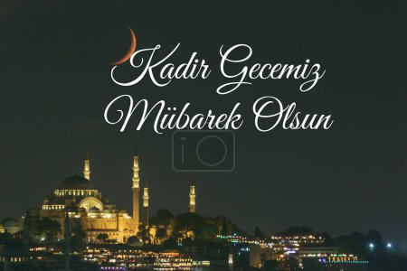 Foto de Kadir Gecesi. Mezquita Suleymaniye y luna creciente. Kadir Gecemiz Mubarek Olsun o Happy el día 27 del Ramadán o laylat al-qadr texto en imagen. - Imagen libre de derechos