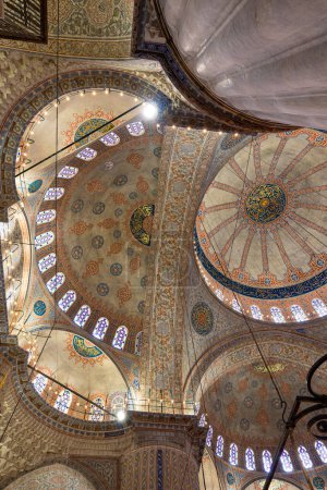 Foto de Mezquita Sultanahmet o cúpulas de la Mezquita Azul. Fotografía de fondo de arquitectura otomana. Estambul Turkiye - 5.15.2023 - Imagen libre de derechos