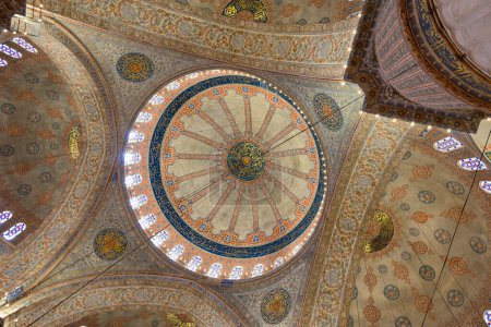Foto de Fondo de arquitectura islámica. Vista interior de la Mezquita Azul. Foto de fondo Ramadán o islámico. Estambul Turkiye - 5.15.2023 - Imagen libre de derechos