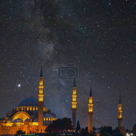 Süleymaniye-Moschee und Milchstraße. Islamische oder Ramadan-Konzept quadratischen Format Bild. 