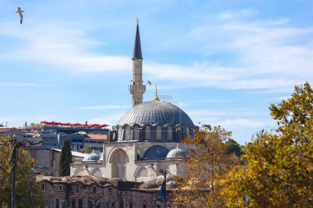 Téléchargez les photos : Mosquée d'Istanbul photo de fond. Mosquée Rustem Pasa vue en automne. Ramadan ou concept islamique photo de fond - en image libre de droit
