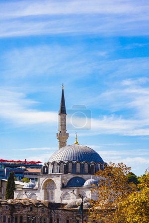 Téléchargez les photos : Mosquée Rustem Pasa à Eminonu Istanbul. Ramadan ou photo d'arrière-plan vertical islamique. - en image libre de droit