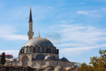Téléchargez les photos : Mosquée photo de fond. Mosquée Rustem Pasa à Eminonu Istanbul. Ramadan ou concept islamique photo de fond. - en image libre de droit