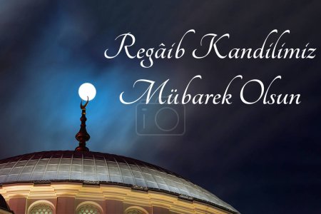 Concept Regaip Kandili. Dôme d'une mosquée et pleine lune. Heureux le premier vendredi soir du mois saint de Rajab texte sur l'image.