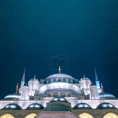 Foto de Foto de fondo islámica o ramadán. Vista de Sultanahmet o Mezquita Azul por la noche. Ramadán kareem o eid mubarak o kadir gecesi o laylat al-qadr antecedentes. - Imagen libre de derechos