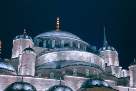 Téléchargez les photos : Détails architecturaux de Sultanahmet ou Mosquée Bleue la nuit. Ramadan ou concept islamique photo. - en image libre de droit