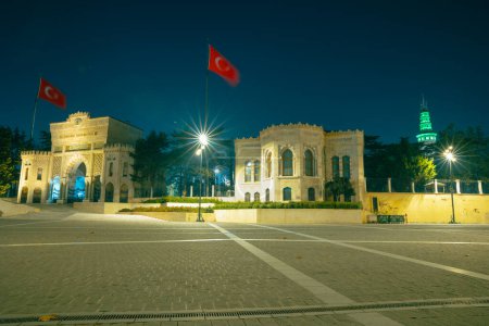 Foto de Vista de la Universidad de Estambul desde la Plaza Beyazit por la noche. Estambul Turkiye - 1.1.2024 - Imagen libre de derechos