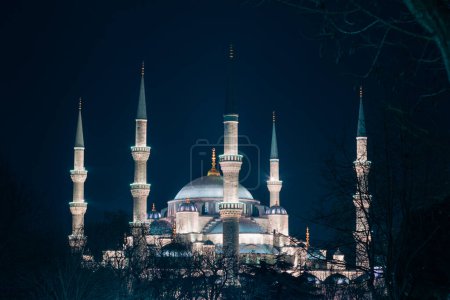 Die Blaue Moschee oder Sultanahmet Camii bei Nacht. Ramadan oder islamisches Hintergrundbild.